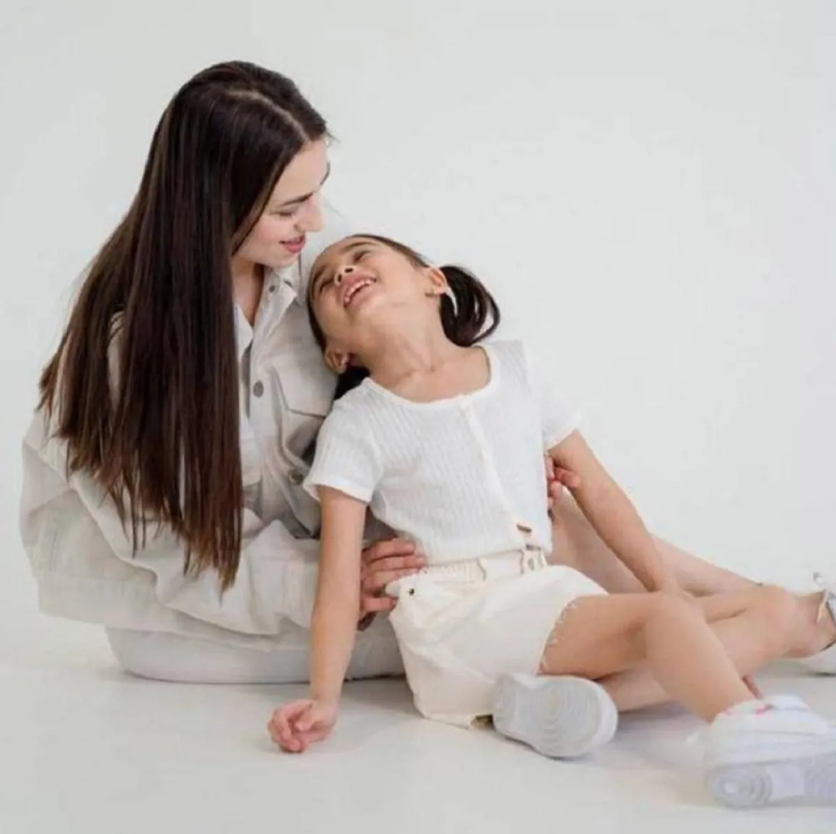 صورة لأم وطفلة مدللة