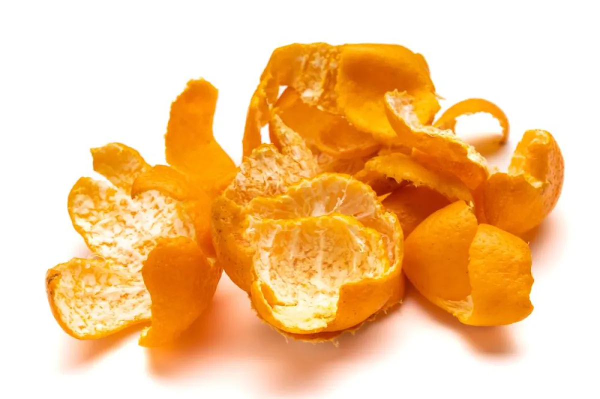 قشور البرتقال، تستخدم بعد بشرها، في إعداد وصفة المعطّر المنزلي