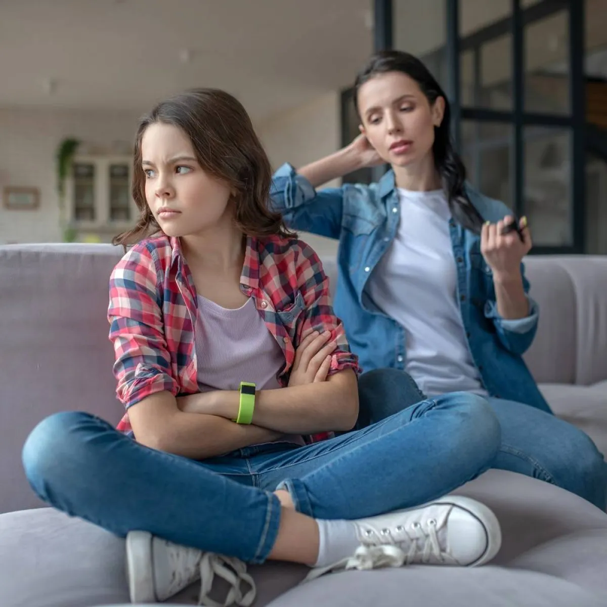 صورة لطفلة غاضبة وأمها