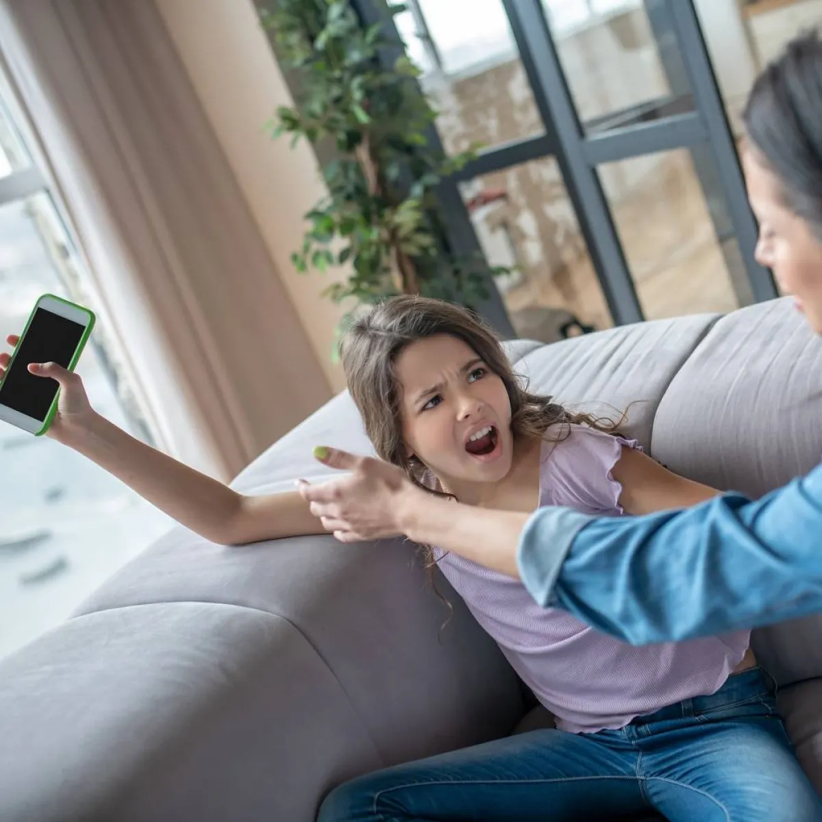 صورة لطفلة غاضبة وأمها