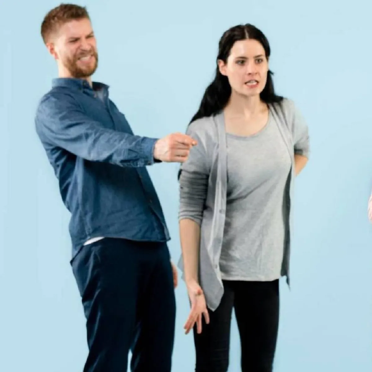 صورة لزوجين يهددان ويتوعدان طفلهما