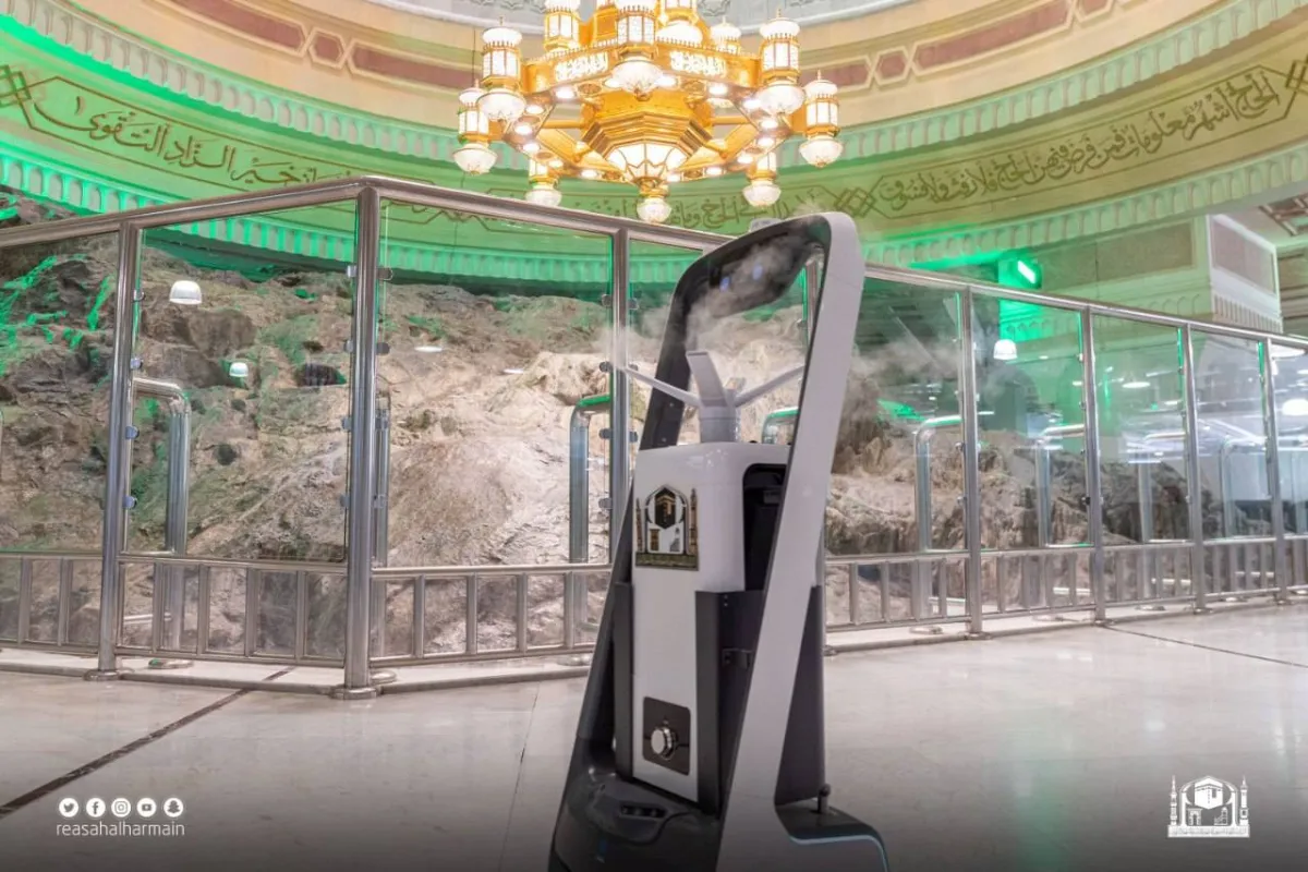 (١١) روبوتًا للتعقيم ومكافحة الأوبئة