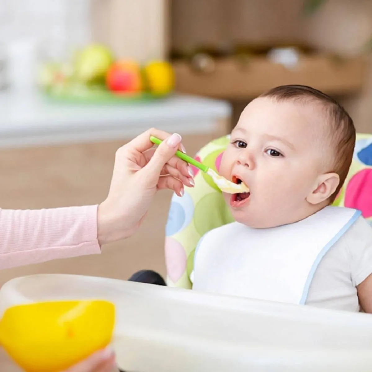 صورة لطفل يأكل