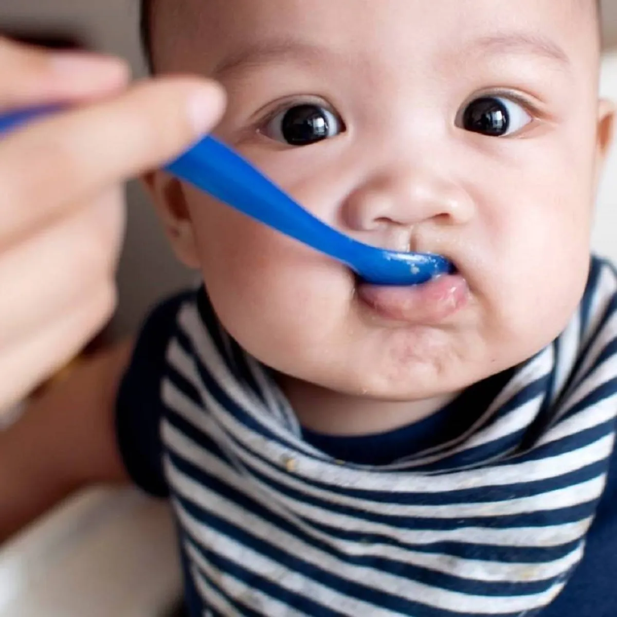 صورة لرضيع يأكل