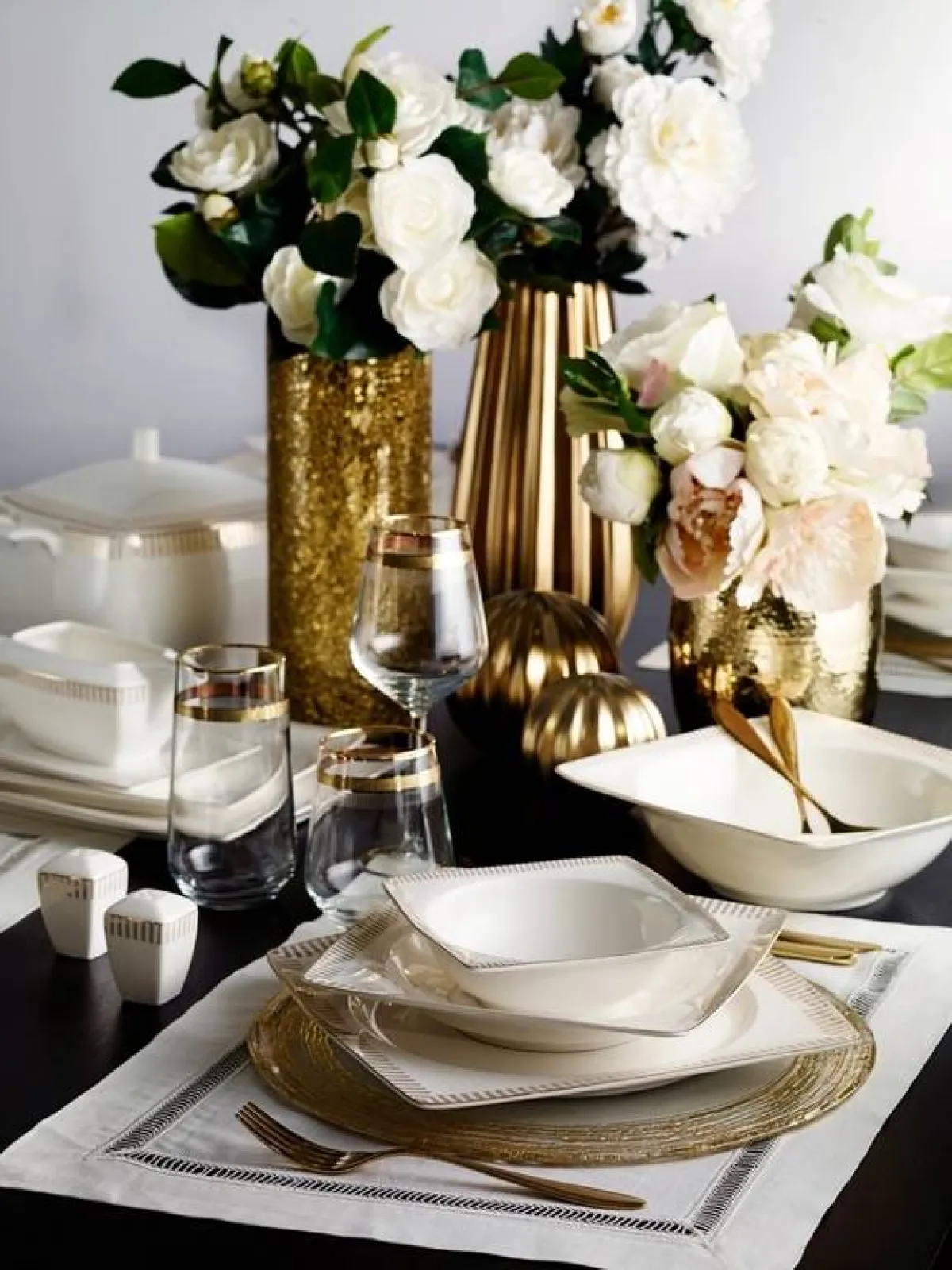 زهور الربيع تستخدم في تنسيق طاولة الطعام، لمناسبة عيد الفطر