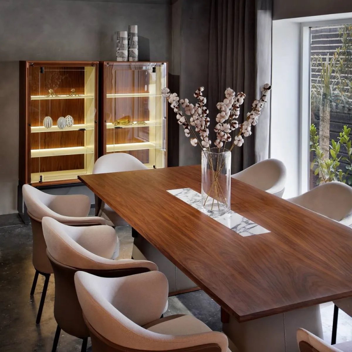 طاولة طعام خشبية