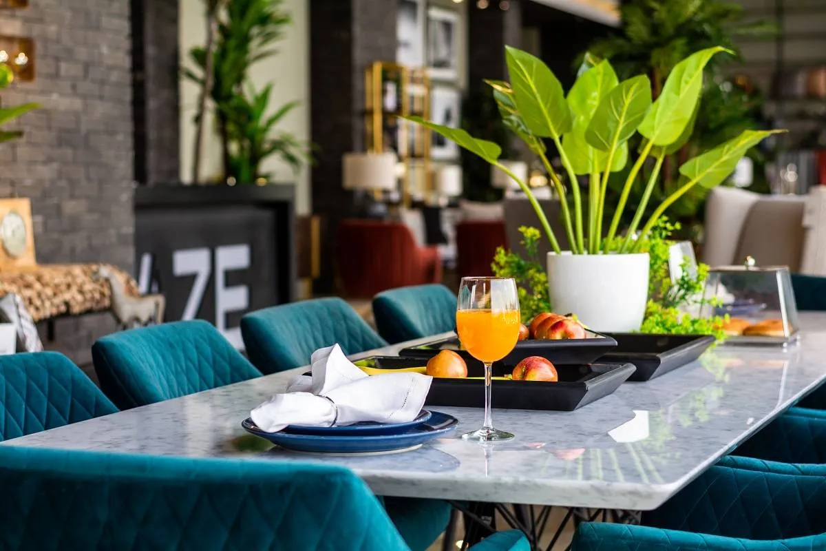 طاولة طعام تتبع طراز "الماكسيماليزم"