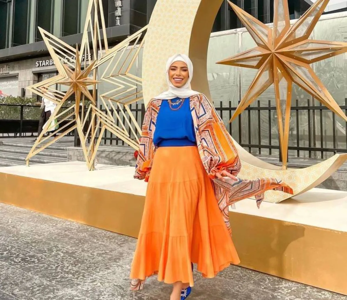 تنسيق التنورة الكشكش مع التوب القصير من وحي أمنية السني