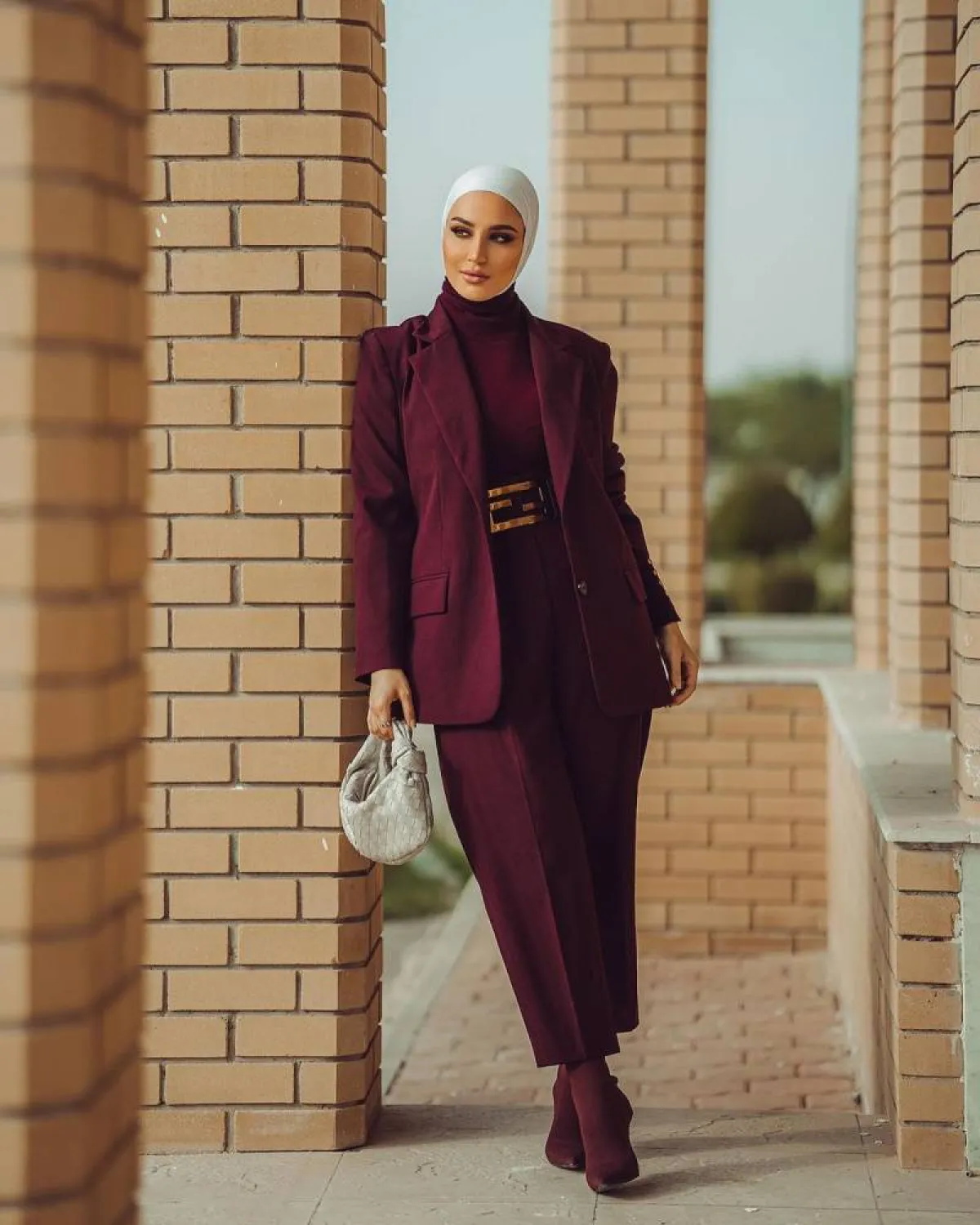 إطلالات بالبدلة من وحي النجمات ومدوّنات الموضة