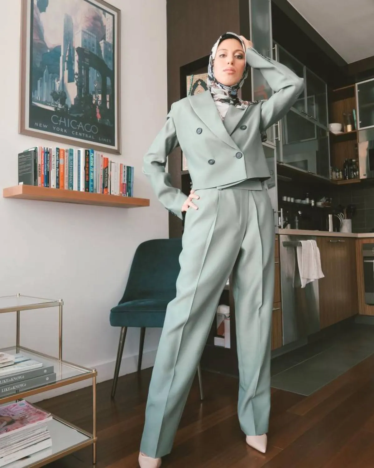 إطلالات بالبدلة من وحي النجمات ومدوّنات الموضة