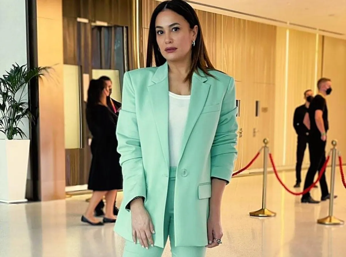 إطلالات بالبدلة من وحي النجمات ومدوّنات الموضة