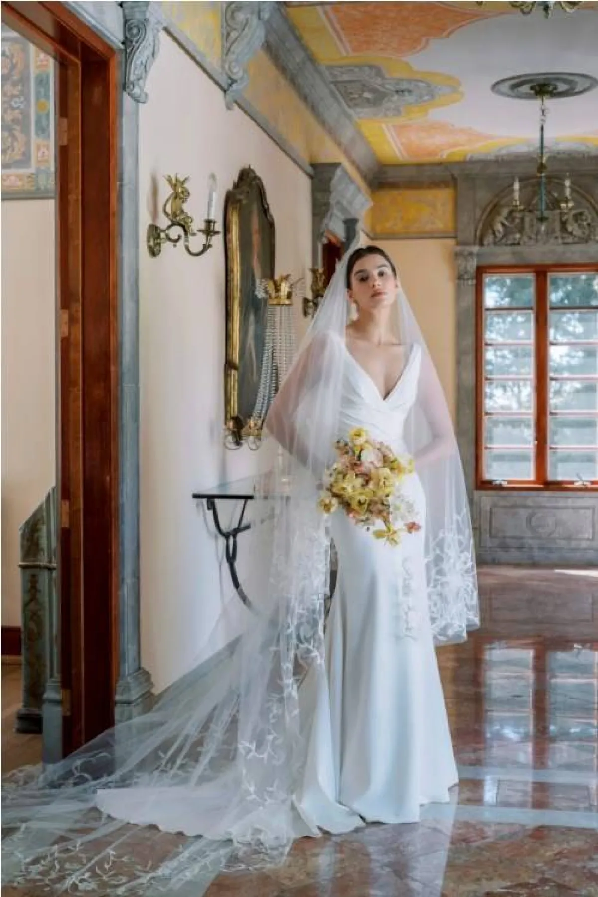 فستان زفاف بطرحة طويلة من آن بارج  Anne Barge