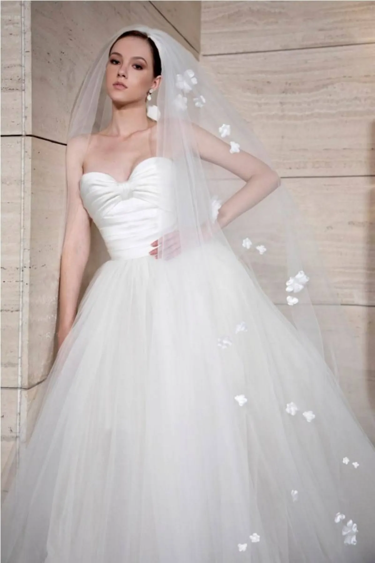 فساتين زفاف بطرح طويلة من إيلي صعب  Elie Saab