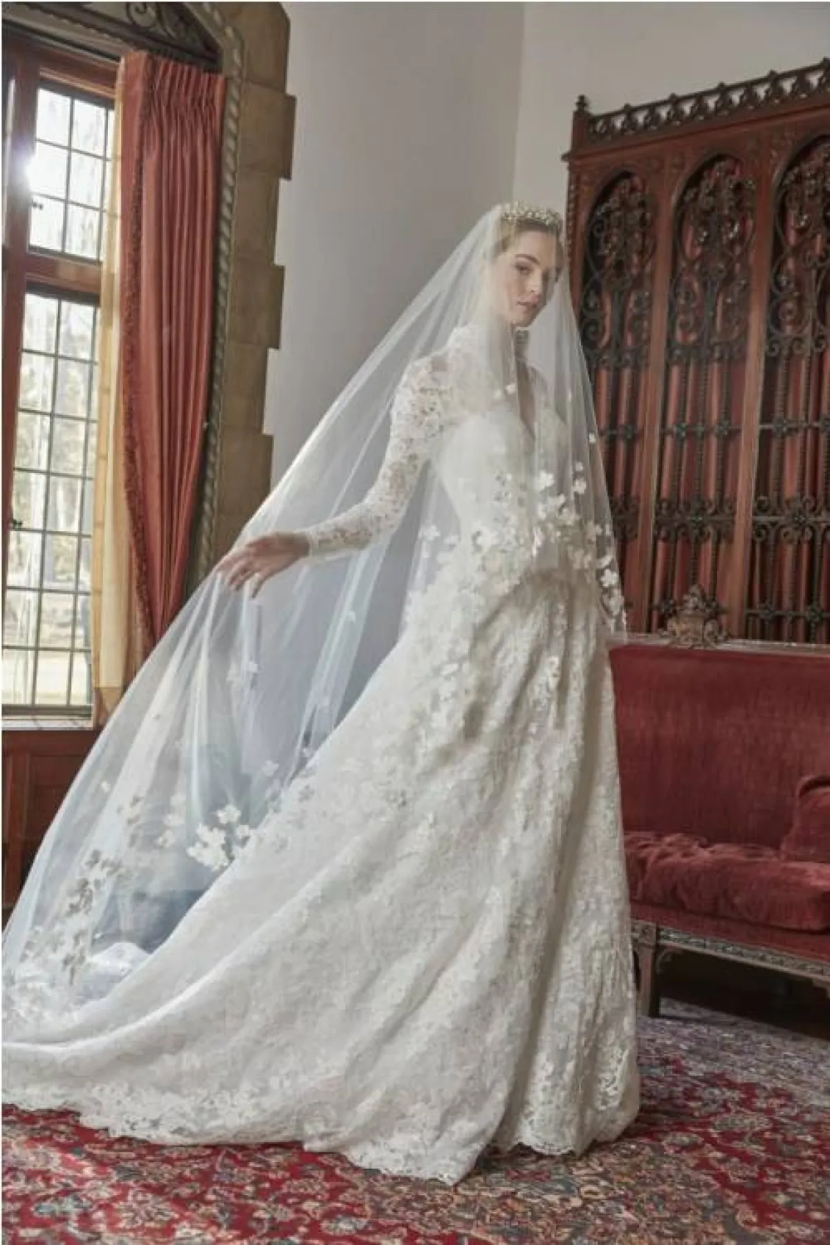 فستان زفاف بطرحة طويلة من صارح نوري  Sareh Nouri