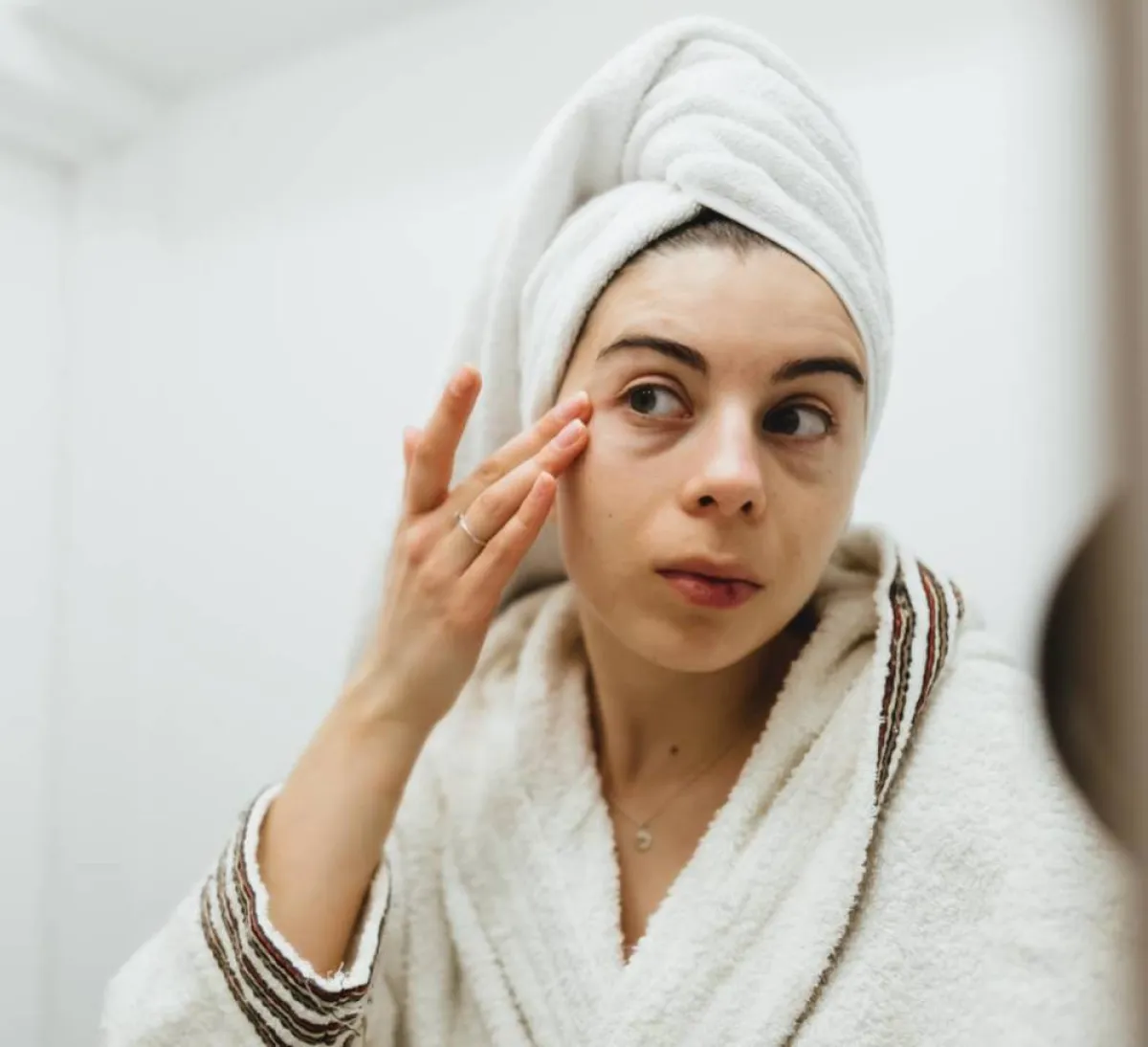 صورة لحامل تستخدم مرطب للبشرة