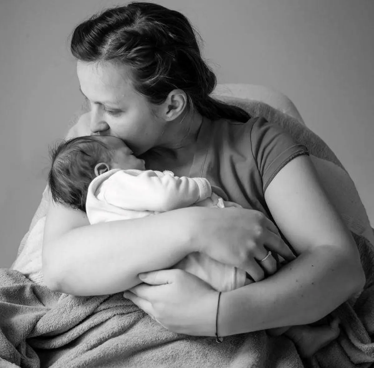 صورة لأم قلقة على مولودها