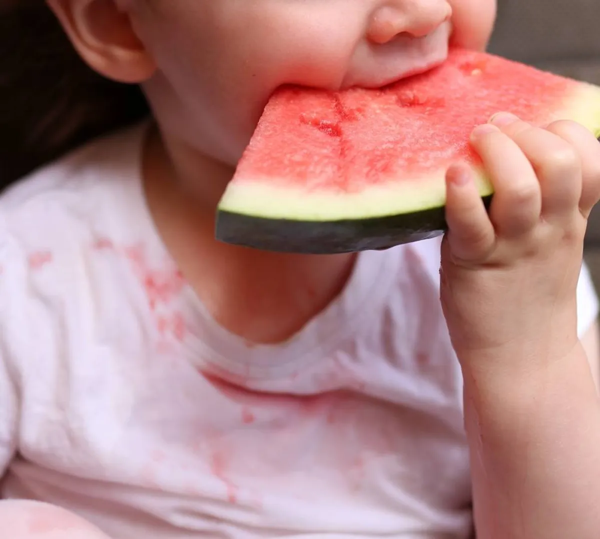 صورة لطفل يأكل البطيخ في غير موسمه