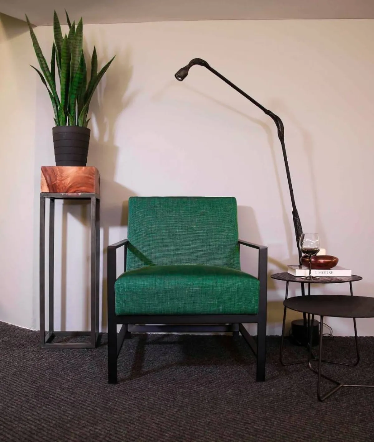 يحلّ الأخضر الزمردي على المقاغد المخمل