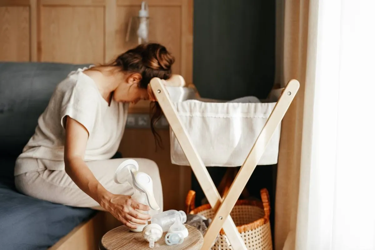 صورة لأم تتألم