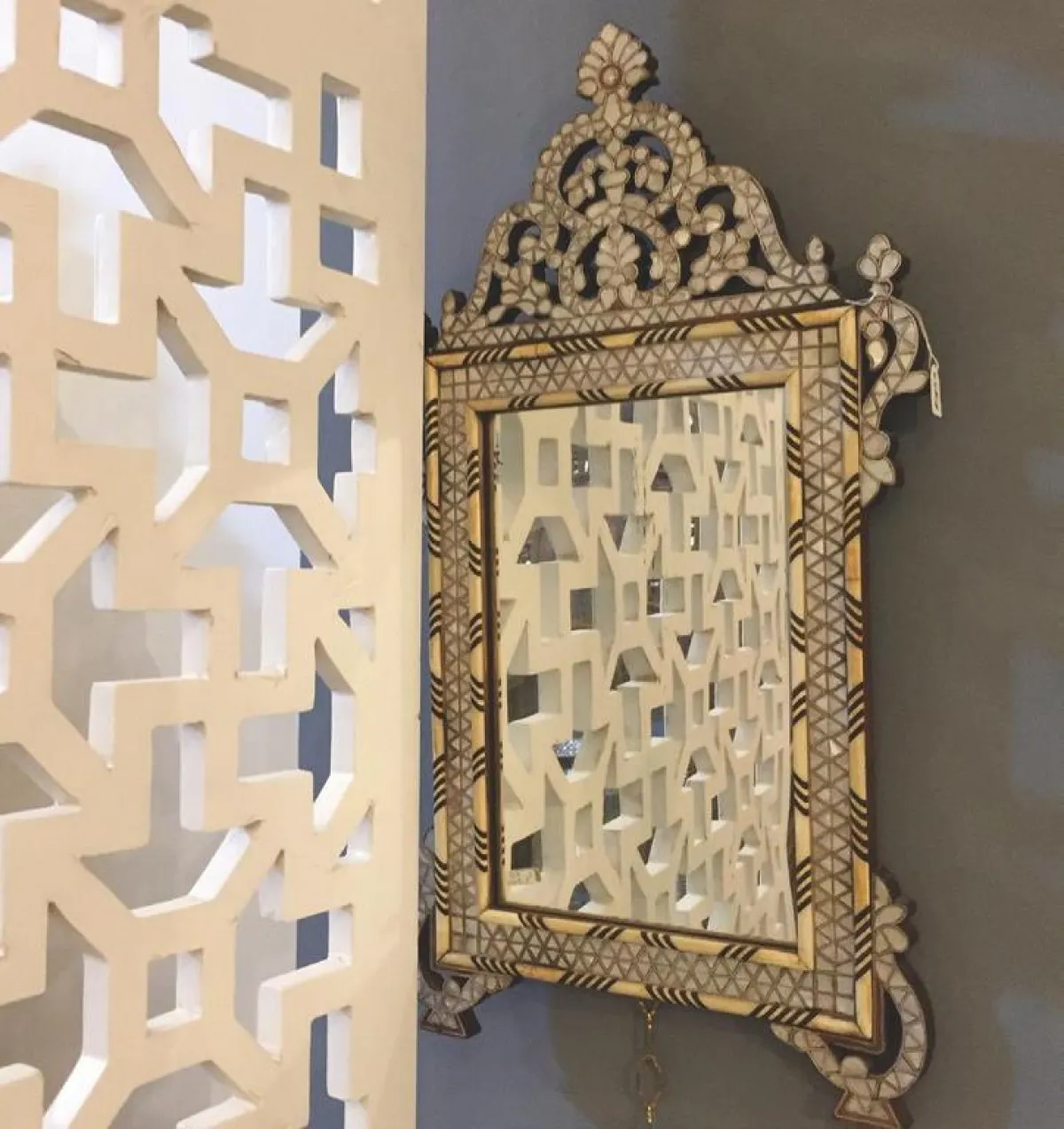 في غياب الأعمال الخشبيّة الزخرفيّة عن الجدران والسقف، فإن الإكسسوارات المنزليّة الغنية تقدّم لمسات شرقيّة إلى المنازل المعاصرة