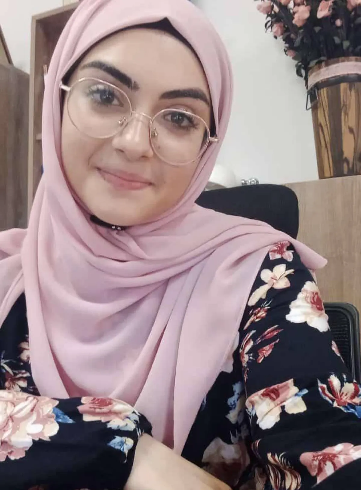  من لبنان، تشير يمنى عباس الحاج، (حائزة على ماجستير في علوم الرياضيات وباحثة في مختلف المواضيع الاجتماعية)