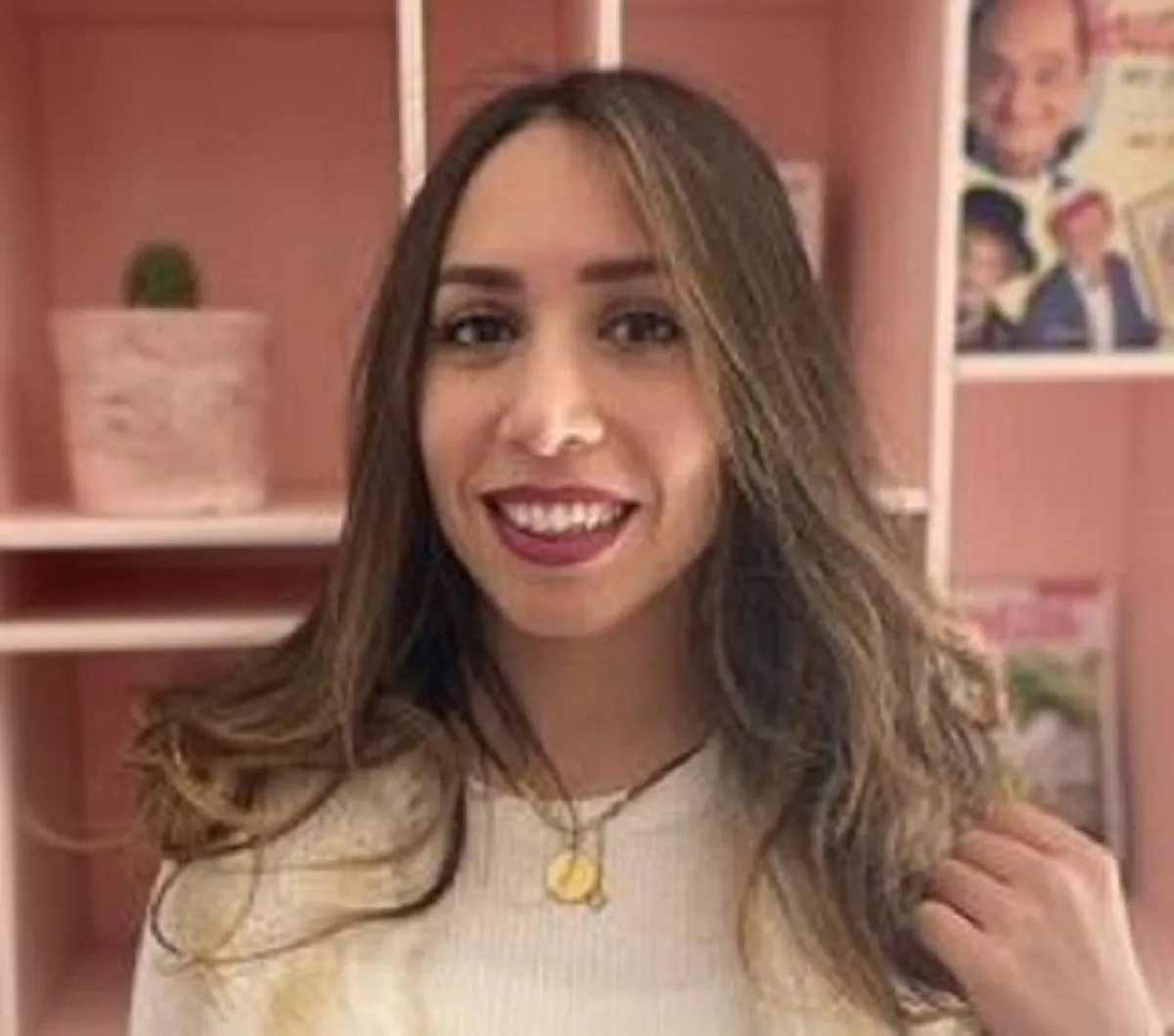 أميرة بن جمِيع، تونسية مُتخرّجة في معهد الدّراسات العُليا للتّجارة وحاصلة على الإجازة في إدارة الأعمال