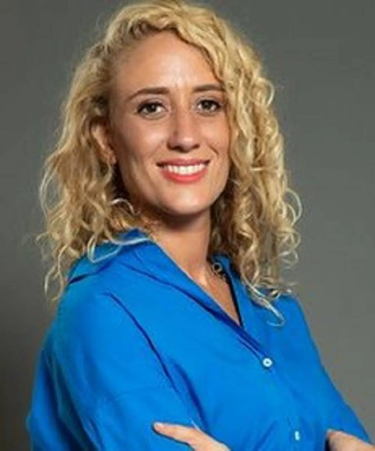 أسماء حسونة متحصّلة على الإجازة في الاقتصاد وماجيستير في الاقتصاد وعلم النفس بالجامعة الفرنسيّة «السوربون»