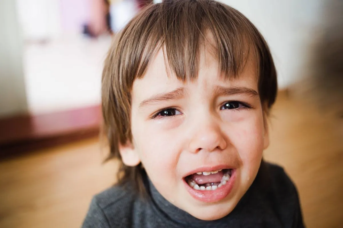 صورة لطفل يتالم