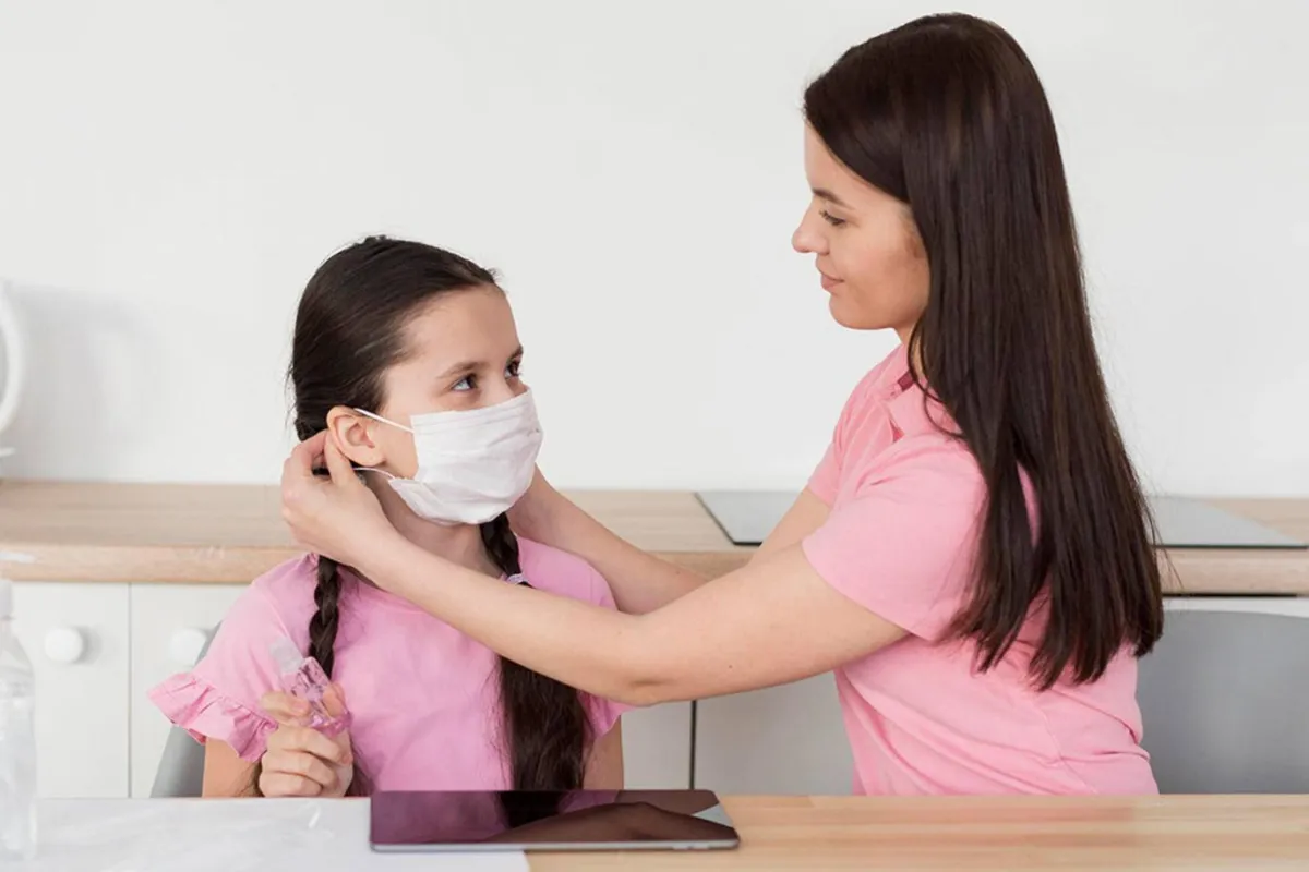 صورة لطفلة وطبيبتها