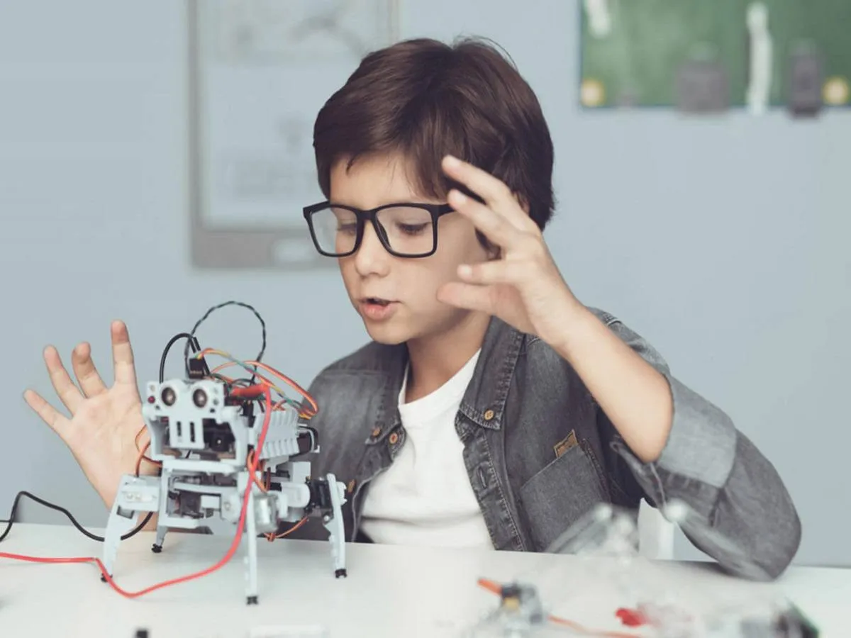 صورة لطفل يكتشف مكونات الروبوت الآلي
