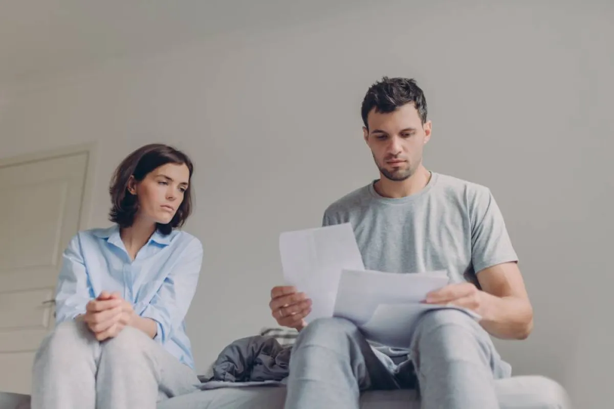 صورة لزوجين يضبطان الميزانية