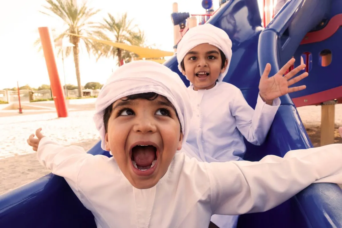 صورة لطفلين يلعبان