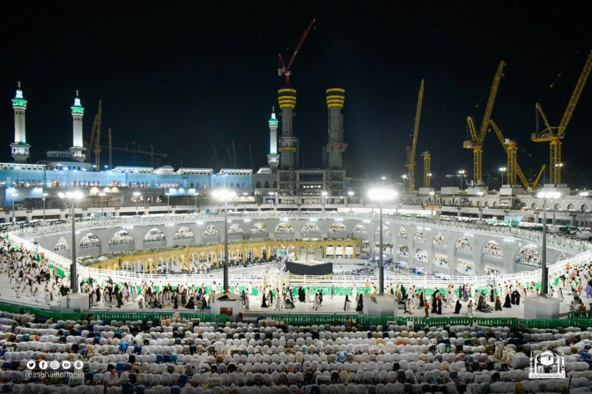 رئاسة شؤون الحرمين ترفع استعداداتها لاستقبال المعتمرين والمصلين ليلة ختم القرآن - الصورة من حساب الرئاسة على تويتر