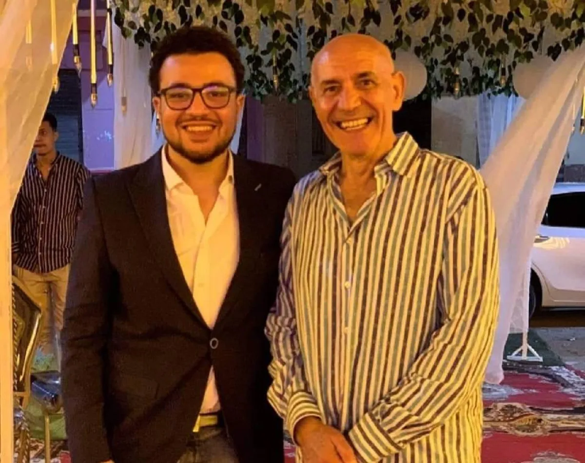 الفنان عزت بدران مع نجله - صورة من حساب عمر على فيس بوك