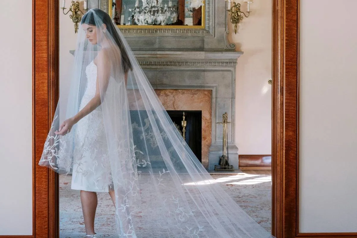 فساتين زفاف بطرحة طويلة