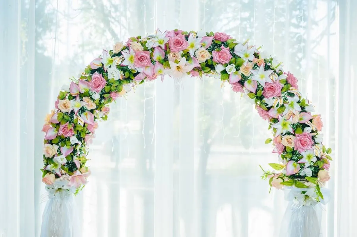 الزهور هي عنصر رئيس من عناصر ديكورات حفل الزفاف