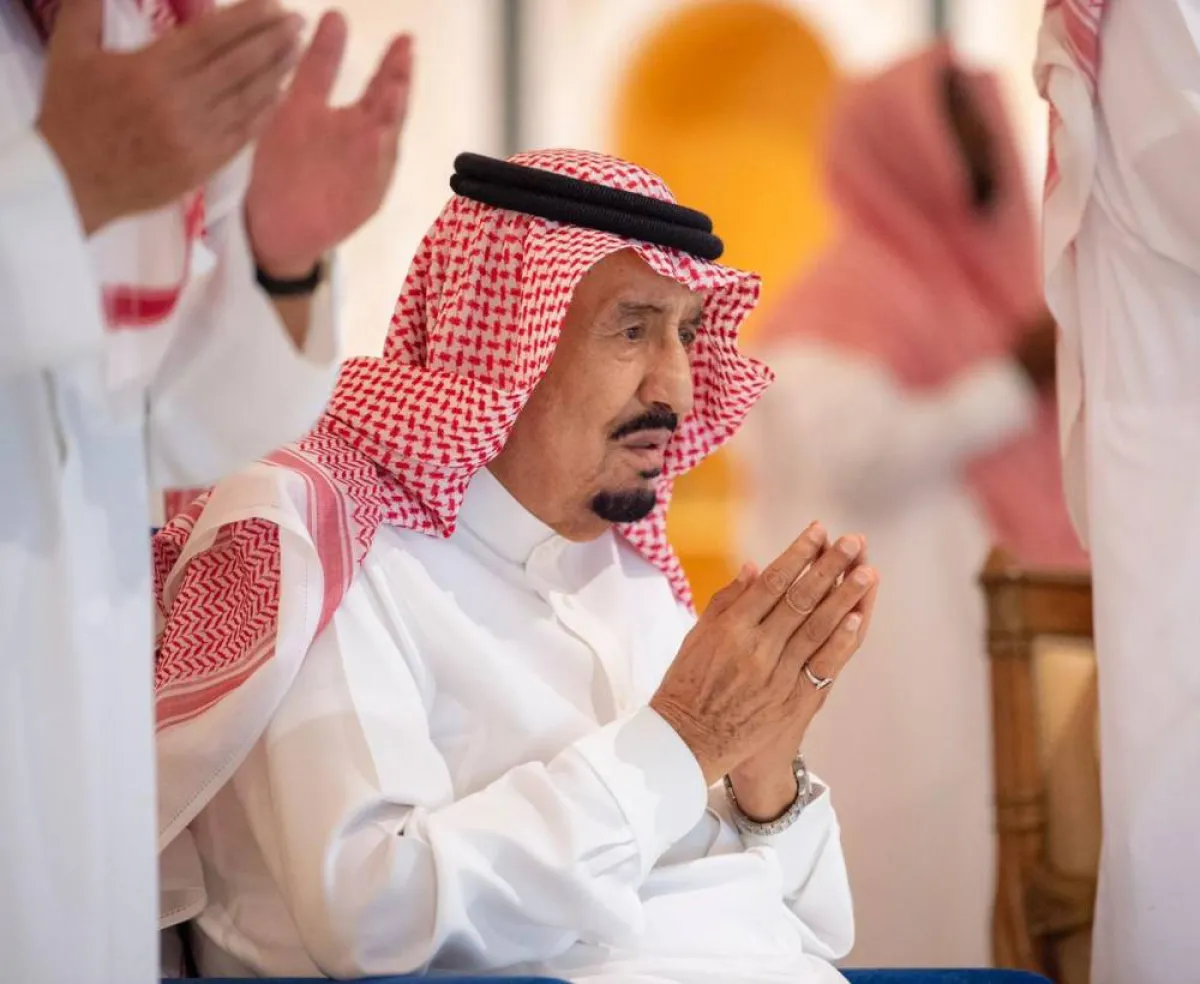الملك سلمان يؤدي صلاة التراويح- الصورة من واس