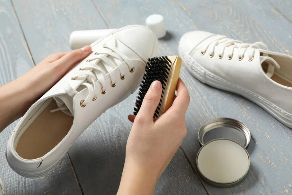 طرق تنظيف البقع عن الحذاء الجلدي