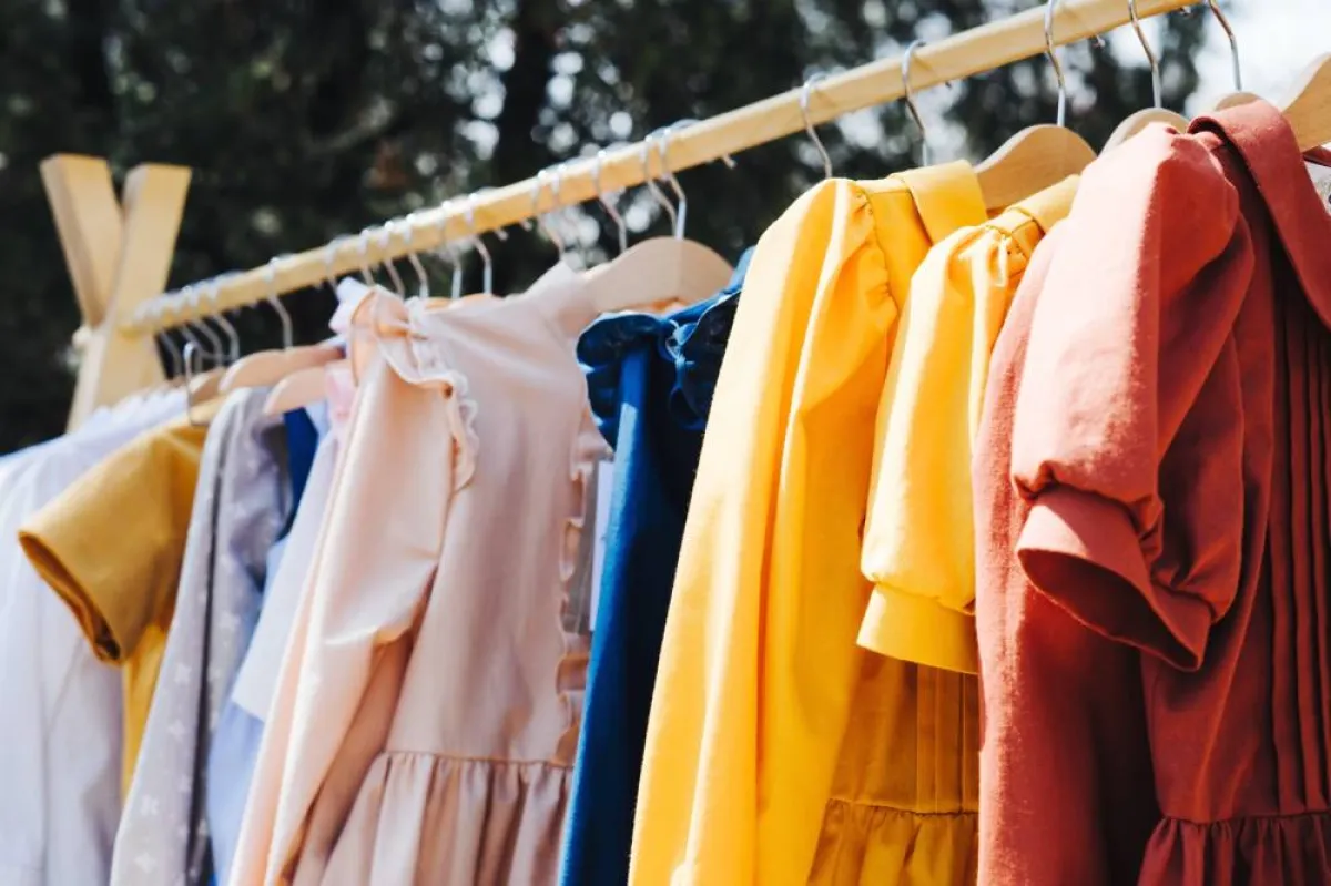 صورة لملابس معروضة للأطفال