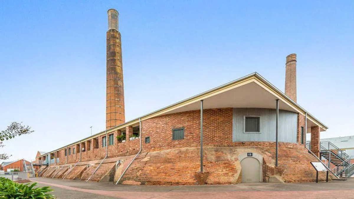 صورة منزل عصري بعد أن كان مصنعا للطوب