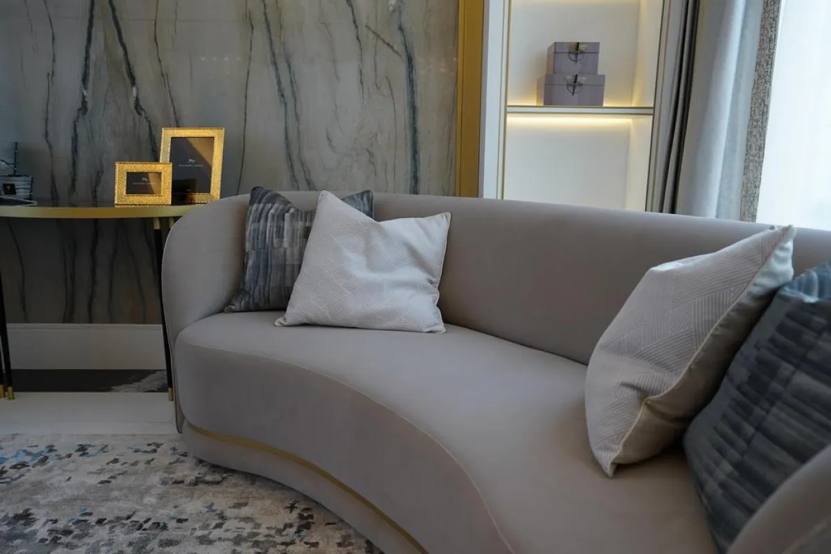 الرخام حاضر في أعمال الجدران، في مجلس النساء "المودرن"