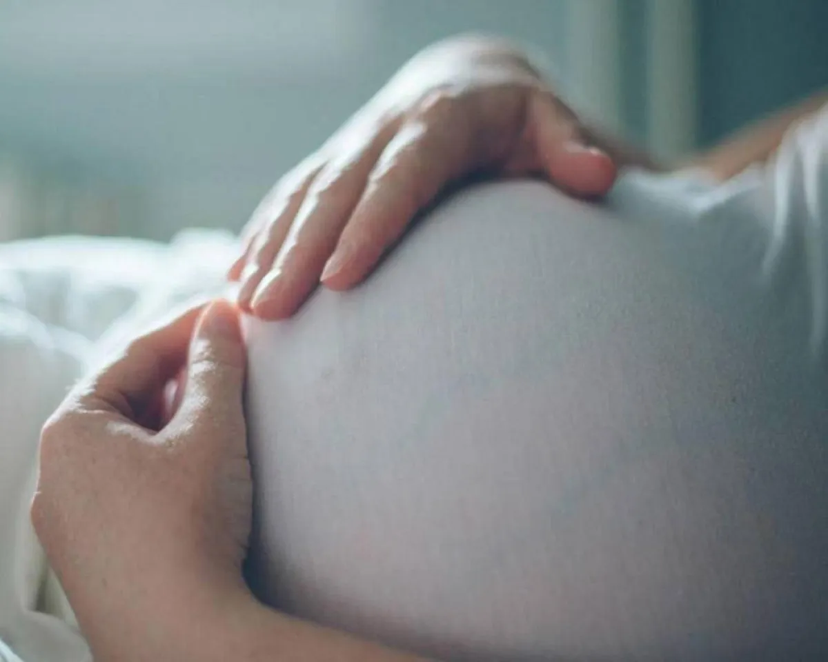 صورة لحامل تعاني من ألم المخاض