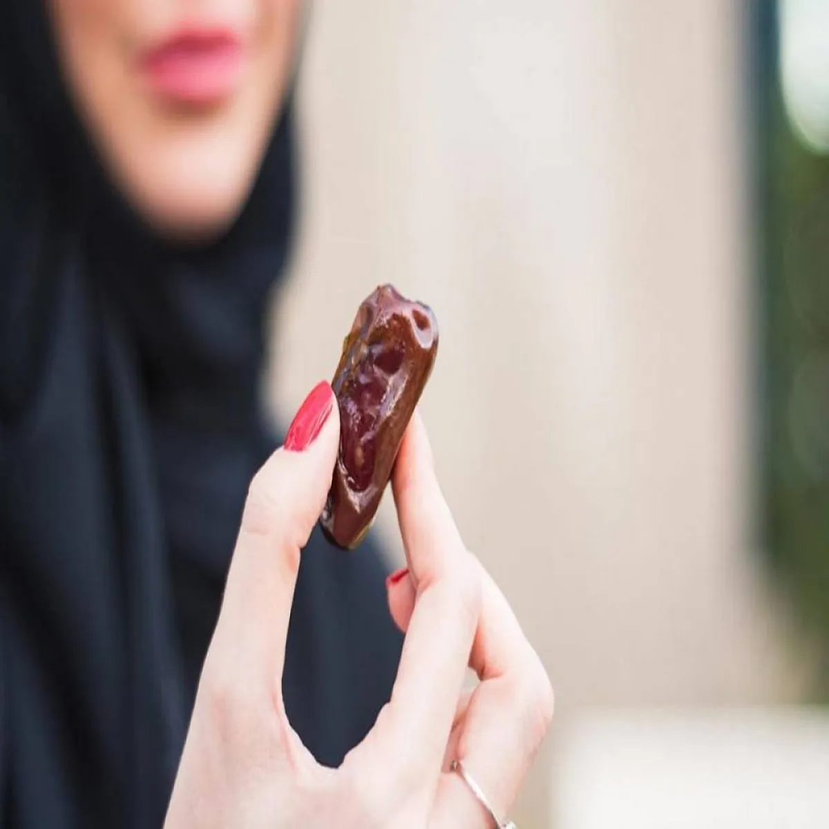 صورة لحامل تتناول التمر