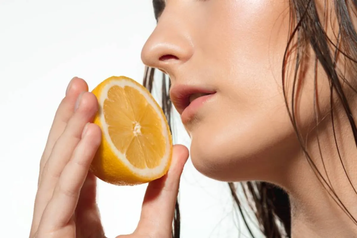 يساعد حمض الستريك الموجود في الليمون على التخلص من مشاكل الشعر