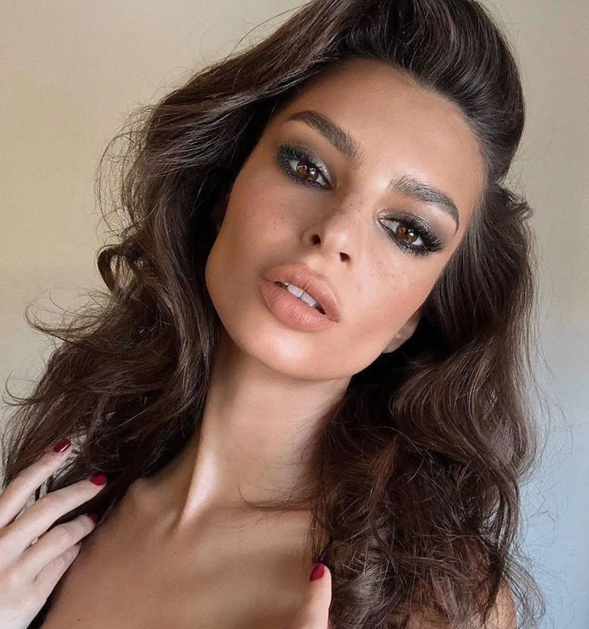 تسريحات شعر منسدلة موضة ربيع وصيف 2022