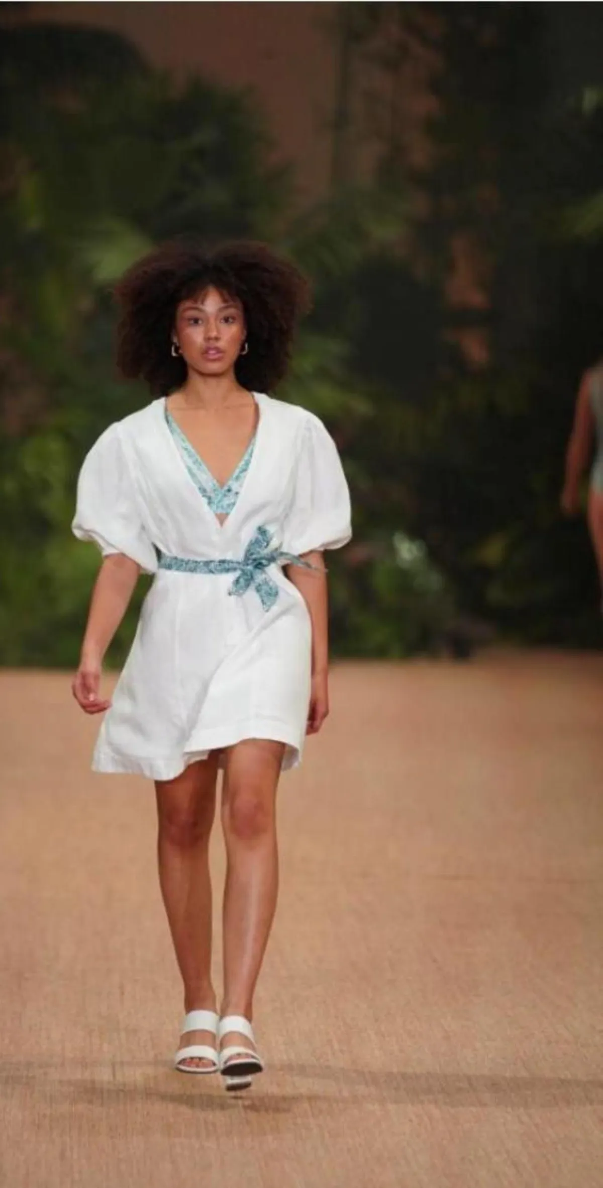 فساتين مزيّنة بالأحزمة من أكوا بلو  Aqua Blu