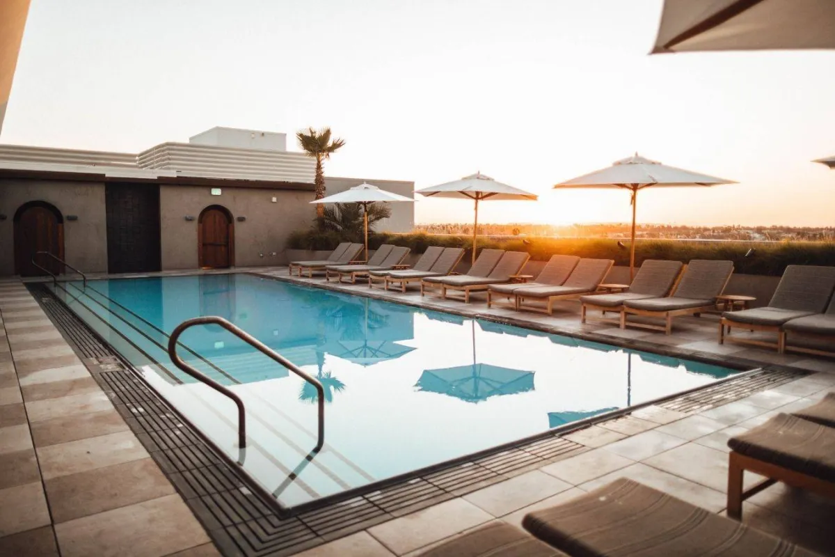 السباحة في المسبح