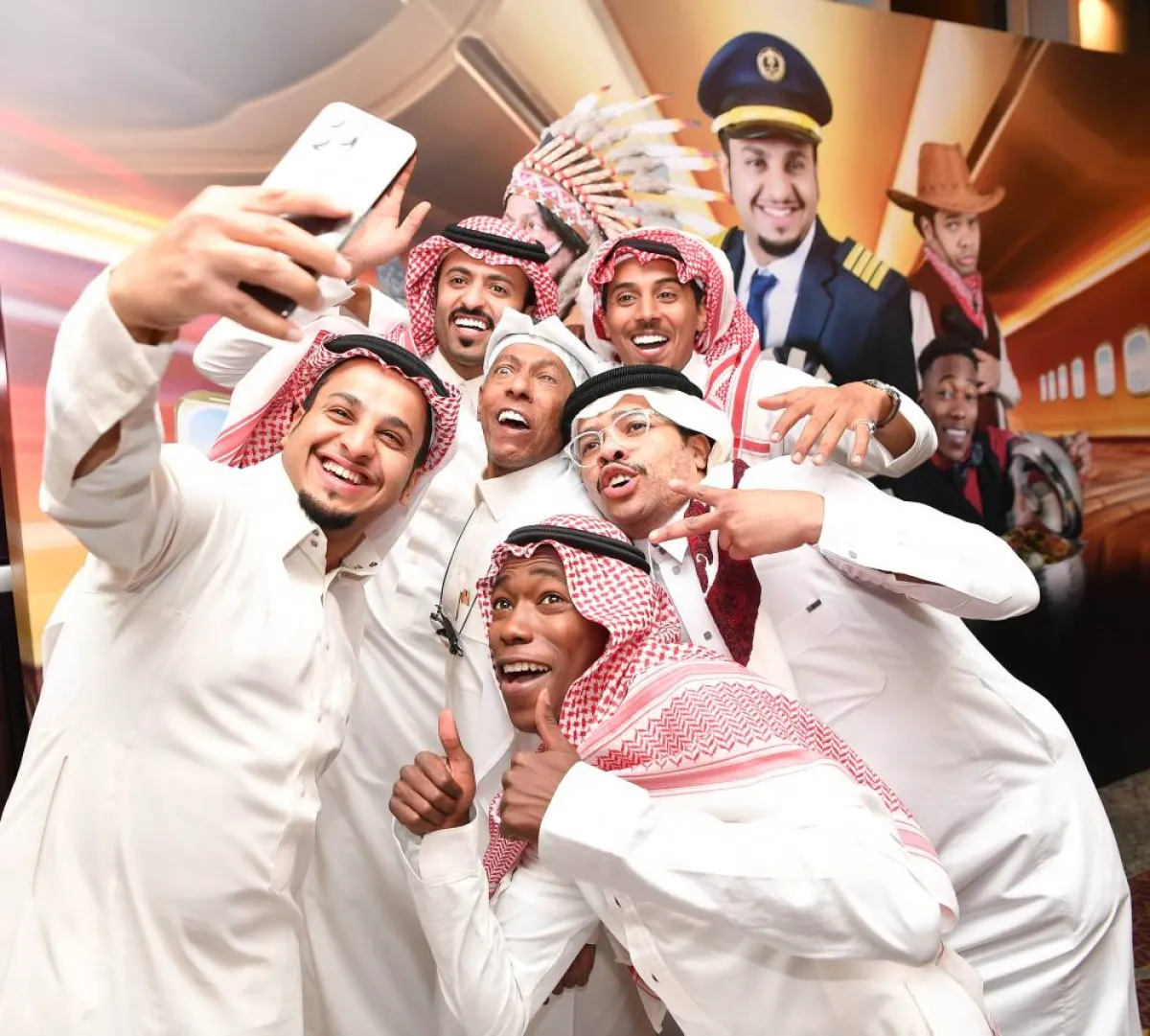 نجوم المسلسل في صورة سيلفي مع فيصل العيسى- تصوير بشير صالح