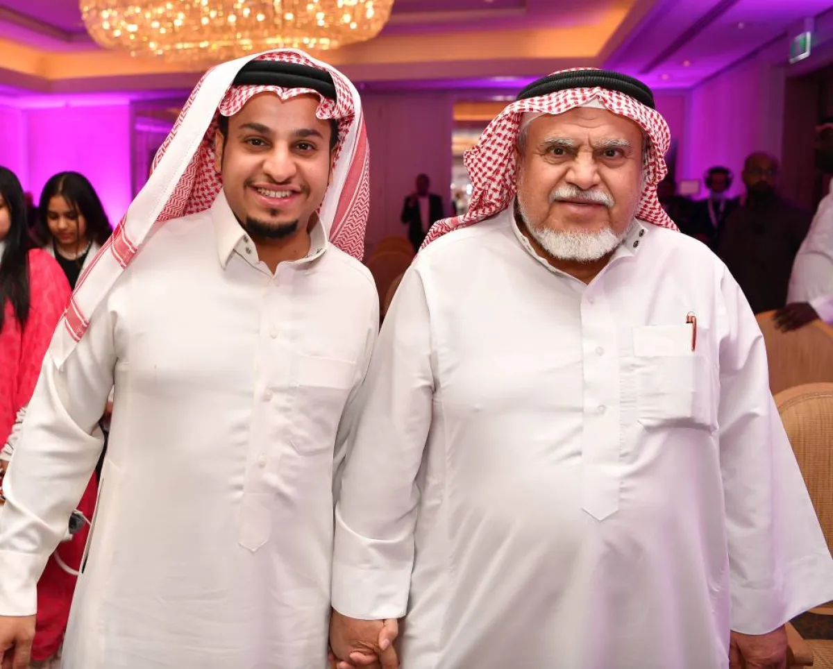 فيصل العيسى ووالده- تصوير بشير صالح