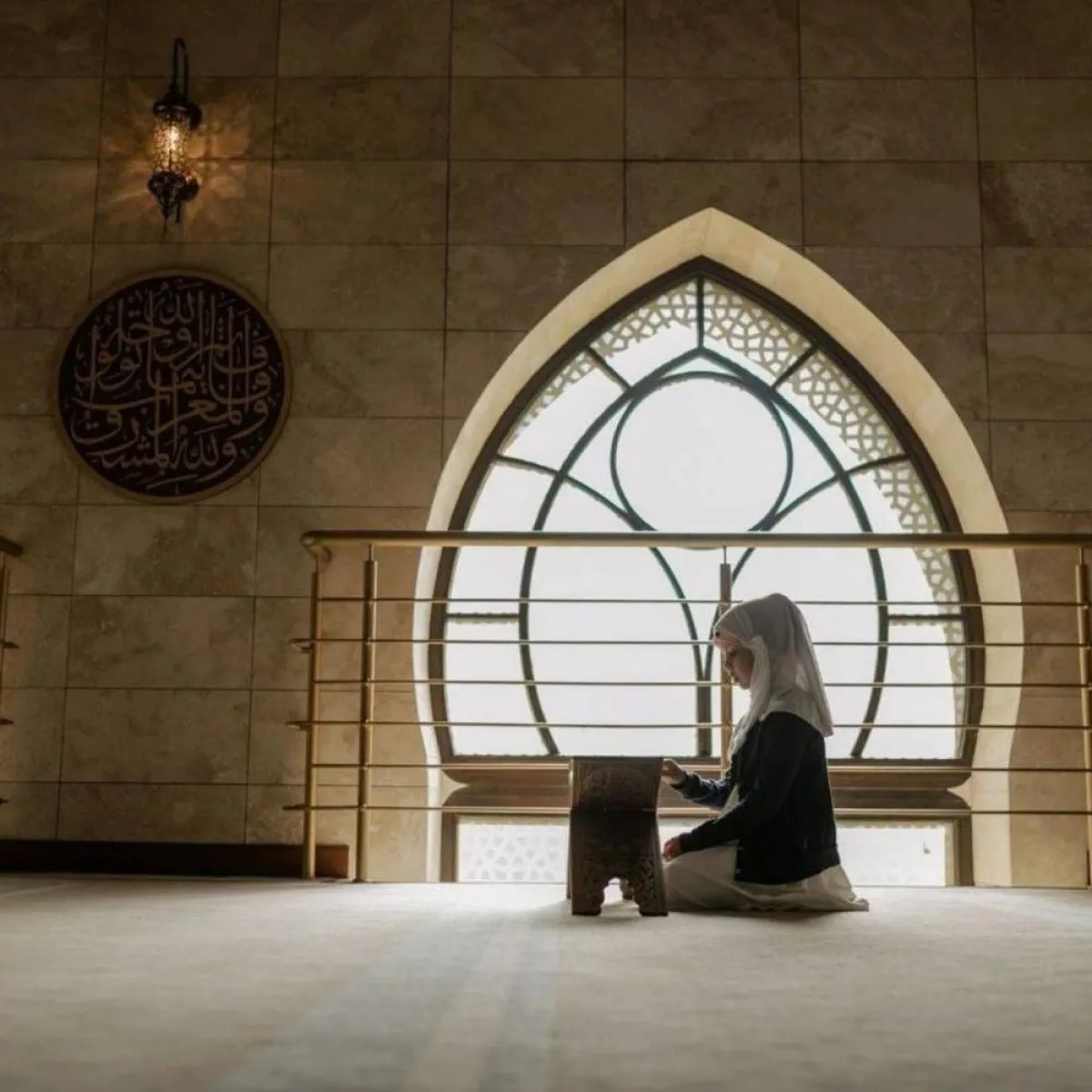 صورة لفتاة تصلي